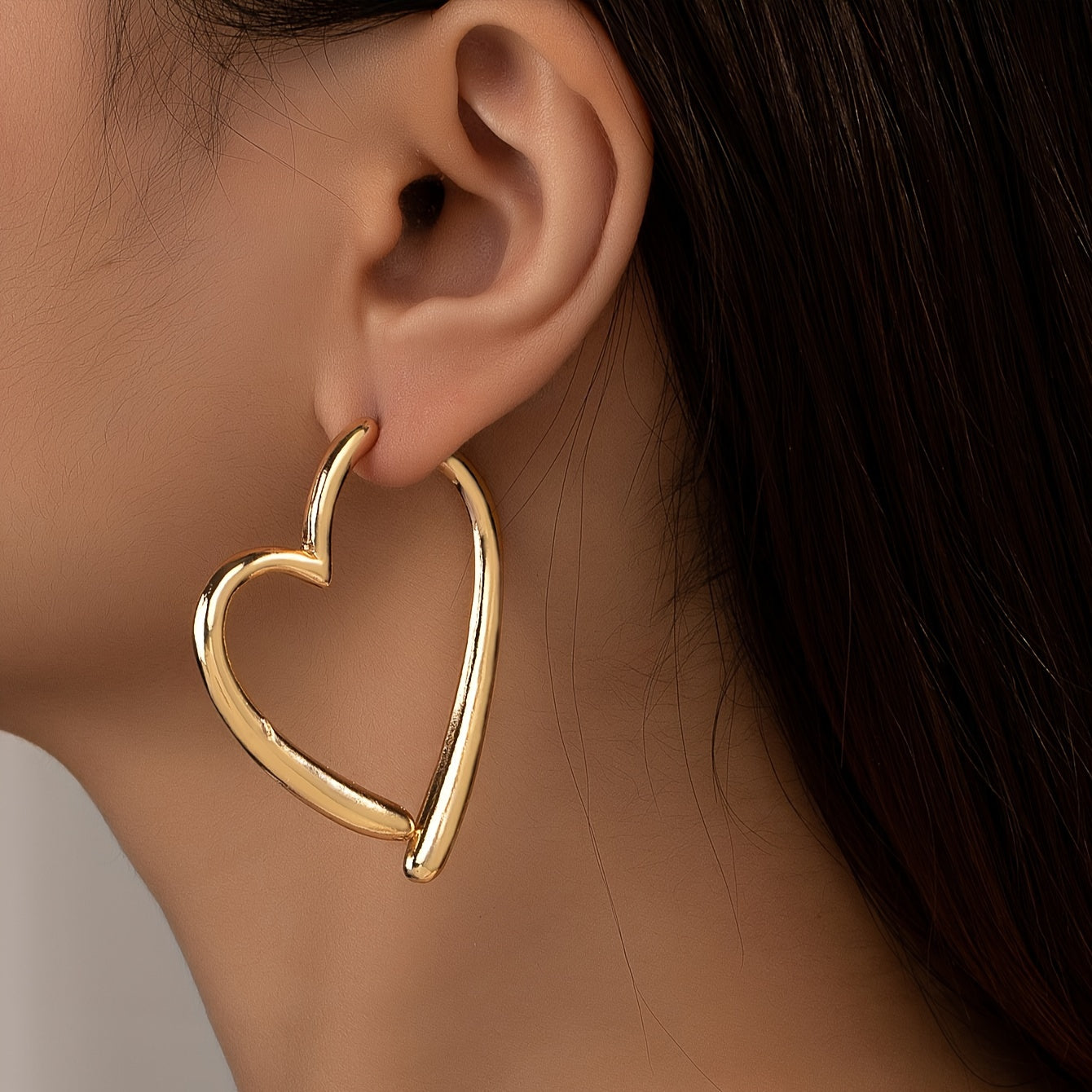 Anneliese™ – Pendientes de aro elegantes con forma de corazón en tono dorado para cada ocasión